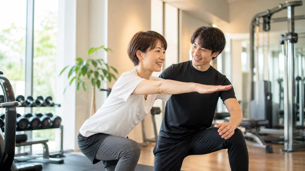 フィットネスジムでトレーニングを指導する様子